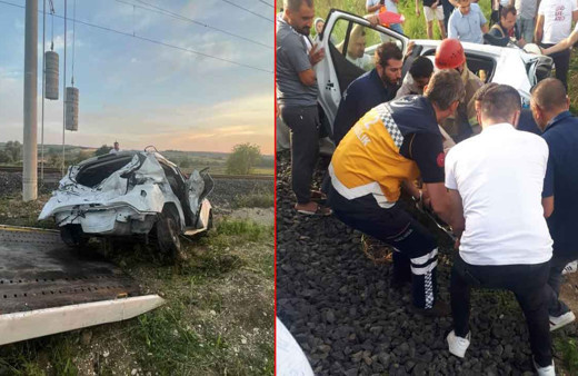 İstanbul’da yolcu treni hemzemin geçitte otomobile çarptı