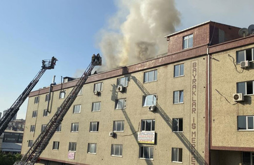 İstanbul'da 5 katlı iş merkezinde çıkan yangın korkuttu