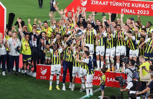 Fenerbahçe'nin forma hamlesi dikkat çekti: Kupa törenine damga vuran olay!