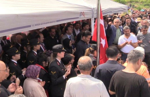 CHP'li Milletvekili Çakır şehidin defini sırasında ortalığı gerince tepki çekti