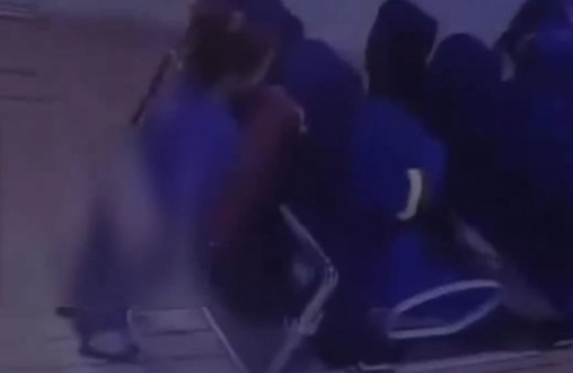 İzmir'de iğrenç olay! Bir kadın vapurun ortasında tuvaletini yaptı!