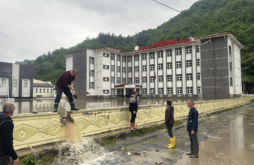 Samsun'da 4 ilçede okullar tatil edildi! Şiddetli yağış izin vermiyor...