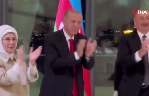 Sanatçı Azerin 'Çırpınırdın Karadeniz" türküsünü seslendirdi Erdoğan ayakta alkışladı