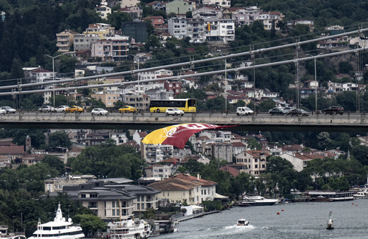 Şampiyon Galatasaray'ın bayrağı İstanbul Boğazı'nda!