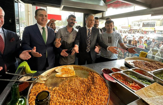 İçişleri Bakanı Yerlikaya'ya Yüksekova’da yoğun ilgi: Paylaşım yaptı, esnaf ve vatandaşlarla bir araya geldi!