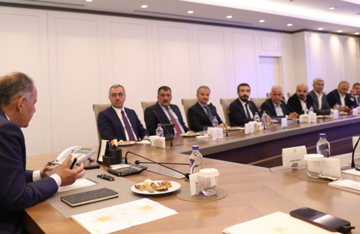 Bakan Mehmet Özhaseki depremlerden etkilenen şehirlerin belediye başkanlarıyla buluştu