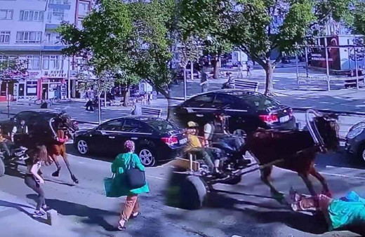 Sahibi zapt edemedi! Ters yöne giren at arabası yayaya çarptı, kaza anı saniye saniye kamerada