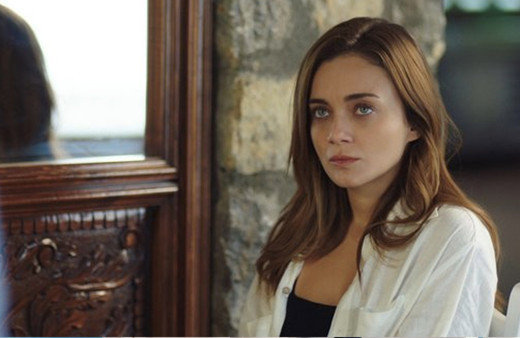 Maviye Sürgün Defne gerçek adı nedir, kim oynuyor? Damla Sönmez dizileri hangisi?