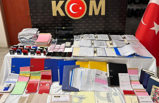 İzmir'de yaklaşık 1 milyar liralık naylon fatura ele geçirildi