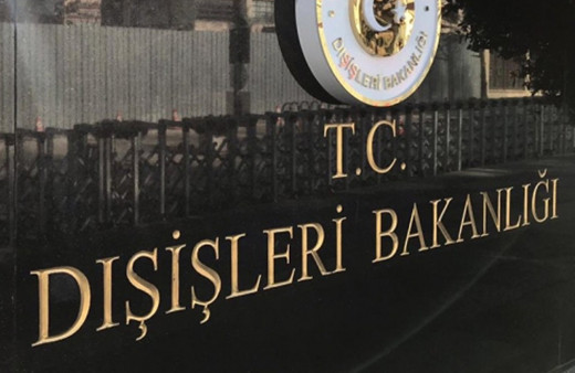 İsviçre'de alçak pankart! Cumhurbaşkanı Erdoğan'ı hedef aldılar, İsviçreli büyükelçi Dışişleri'ne çağrıldı!