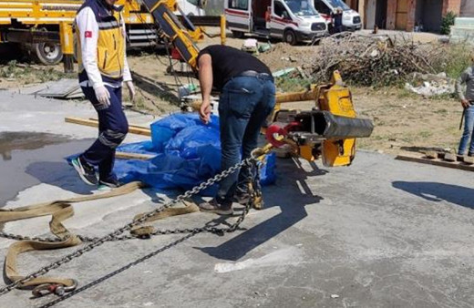 Balıkesir'de bir kişi kırılan vinç kolunun altında kalarak hayatını kaybetti