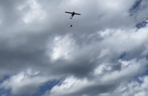 Japonya'da kargo siparişleri evlere gökten iniyor! Dron bırakıyor, paraşütle iniyor!