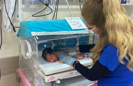 Mersin'de parkta bir erkek bebek bulundu