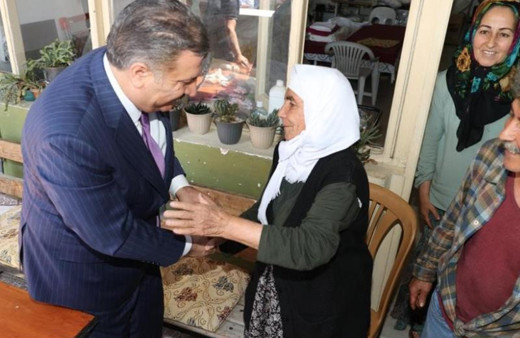 Depremzede kadının ısrarına Bakan Fahrettin Koca 'Hayır' demedi