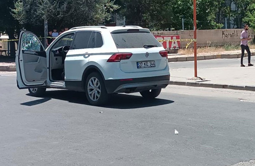 Karısının ve kayınpederinin bulunduğu araca kurşun yağdırdı! Acı haber geldi