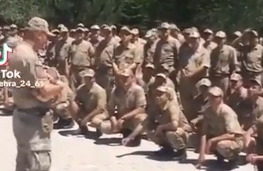 Mehmetçik, komutanın bebeği için koro halinde ninni söyledi! İşte o anlar...