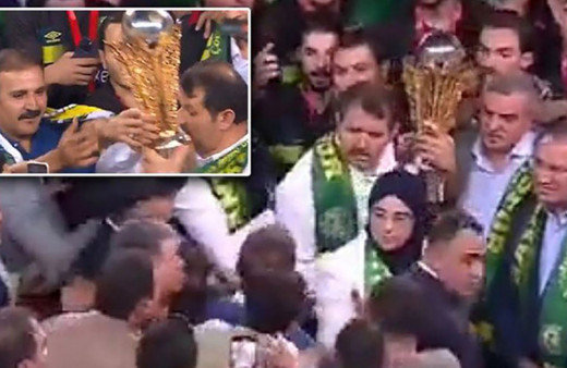 Şanlıurfaspor'un şampiyonluk töreninde gerginlik!  İYİ Partili eski başkan ile Vali arasında arbede