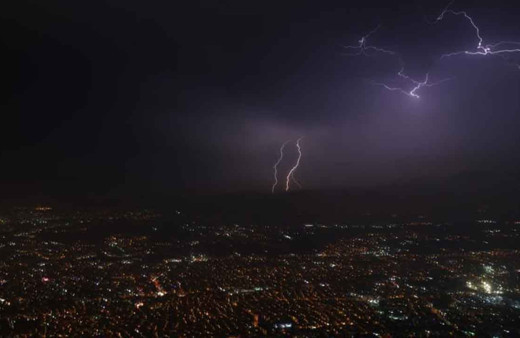 Meteoroloji uyarmıştı! Bursa'da yağış etkili oldu, şimşekler görsel şölen oluşturdu