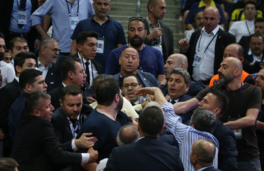 Fenerbahçe Kongresi'nde yumruklu kavga çıktı! Ali Koç, Aziz Yıldırım'a 'gel aday ol o zaman' dedi