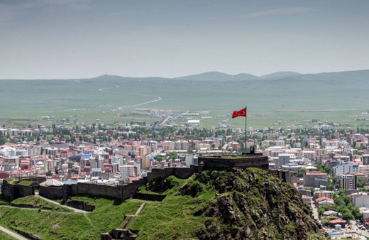 Kars'ta kadın kıyafetiyle dolaşan şüpheli polis tarafından aranıyor