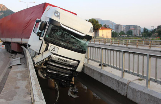 Amasya’da tır Yeşilırmak’a uçmaktan son anda kurtuldu! Kaza gürültüsü deprem sanıldı...