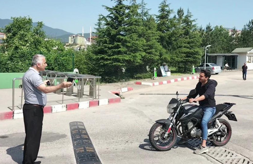 Motoru ile geldi, YKS sınavına geç kaldı! Güvenlik görevlisine bela okuyup uzaklaştı...