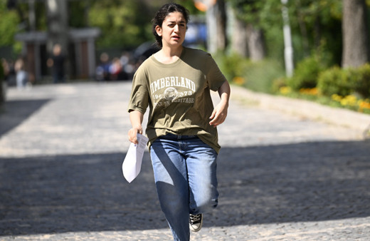 YKS'nin ilk oturumu sona erdi: 3.5 milyon aday yarıştı! Kimisi kapıda kaldı, kimisi yanlış okula gitti! Gözyaşları sel oldu...