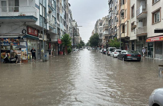 Akhisar'da hastaneyi sel suları bastı, hastalar tahliye edildi! Vali Karadeniz son durumu açıkladı...