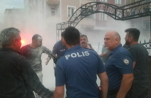 Çorum'da hareketli dakikalar! Benzin dökerek kendini yakmaya çalıştı, polis şahsın üzerine atladı