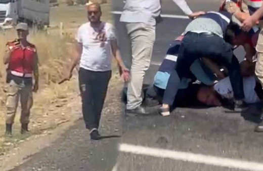 Siverek’te bıçakla kendini yaralayıp yolu kapatan şahsa meydan dayağı