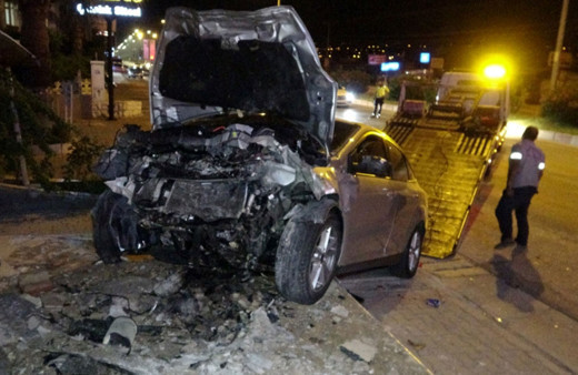 Mersin'de iki otomobil çarpıştı: 2 kişi öldü, 4 kişi yaralandı!