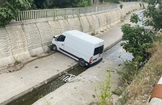 İstanbul'da park halindeki kamyonet dereye düştü!