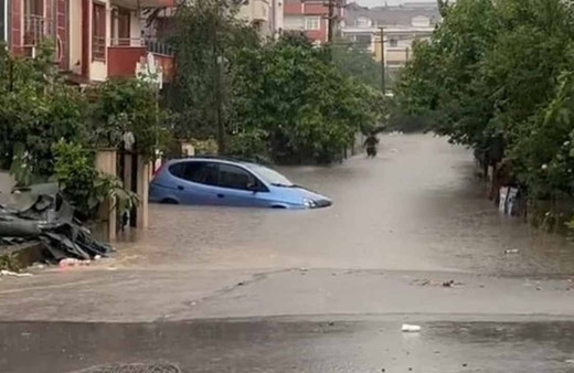 Kocaeli'de sağanak hayatı olumsuz etkiledi: Otomobiller su altında kaldı, alt geçitler göle döndü