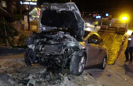 Mersin'de iki otomobil kafa kafaya çarpıştı: 2 ölü 4 yaralı