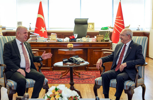 Sürpriz görüşme! CHP Sözcüsü'nün 'buralarda zemin kaygan, dikkat edin' sözleri olay..