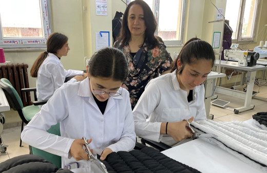Ardahan'da öğrenciler tatilde uyku tulumu ve battaniye üretip para kazanıyor
