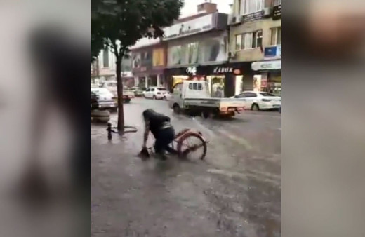 Bisikletle giderken bir anda su dolu çukura düştü!