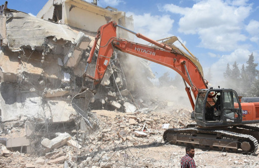 Hatay'da ağır hasarlı binaların yıkımı devam ediyor