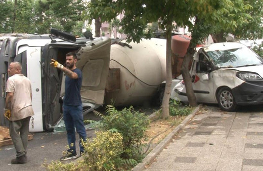 Kadıköy’de beton mikseri felaketi: 4 araç ezildi, 1 kişi yaralı