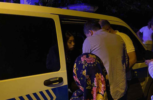 Genç kız önüne geleni bıçakladı: 3 yaralı