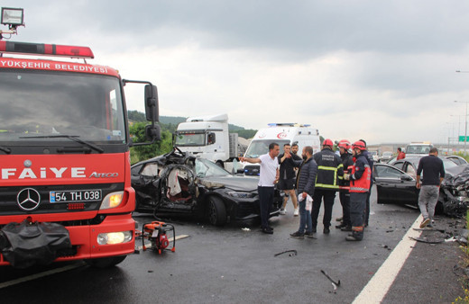 Kuzey Marmara Otoyolu'nda zincirleme kaza: İkisi ağır 3 kişi yaralandı