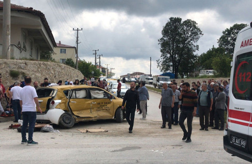 Samsun'da beton mikseri ile taksi çarpıştı, 5 kişi yaralandı