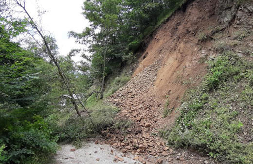 Bolu'da heyelan anı kamerada! Sağanak yağış hayatı felç etti: Bazı yollar kapandı, araziler zarar gördü!