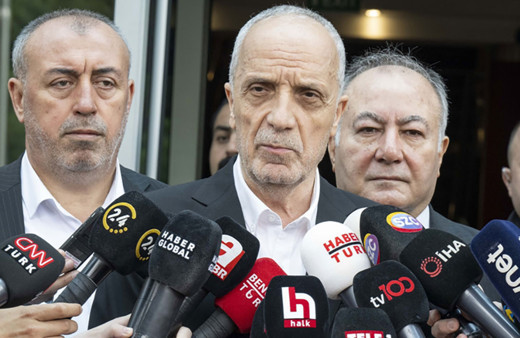 Türk-İş Başkanı Ergün Atalay, gazeteciye "Allah sana kolaylık versin" diye çıkıştı! Asgari ücret sonrası ilginç diyalog