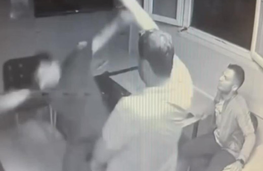 Film sahnesi gibi silahlı kavga! Görüntüler ortaya çıktı: Yumruklaşıp birbirlerine ateş açtılar!