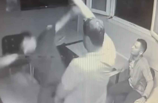 Alacak verecek kavgasında silahlar konuştu! Film sahnesi gibi göüntüler kamerada...