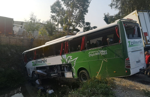 Mersin'de yolcu otobüsü önce kamyona, ardından tıra çarptı: 1 ölü, 28 yaralı