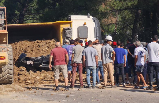 Muğla'da hafriyat yüklü kamyon minibüsün üzerine devrildi: İş adamı oracıkta can verdi