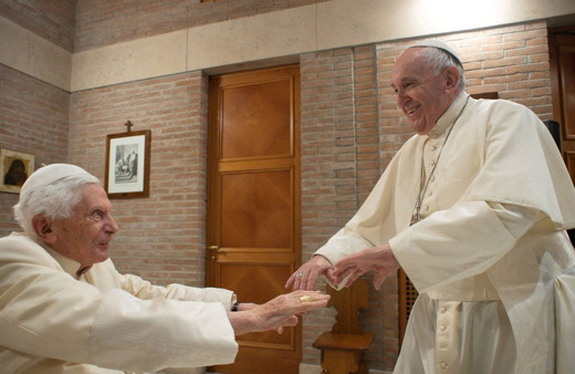 Almanya'da Papa'nın haçı çalındı