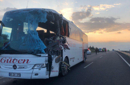 Karşı şeride geçen tır, otobüsle kafa kafaya çarpıştı! 2 ölü, 6’sı ağır 20 yaralı
